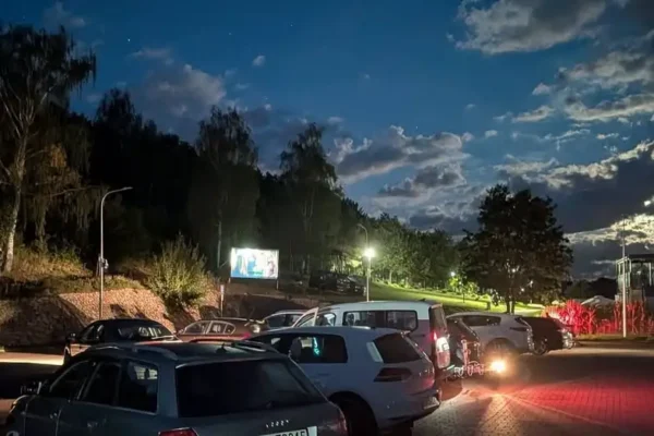Kino samochodowe nad Zalewem Brodzkim: horror w letniej scenerii