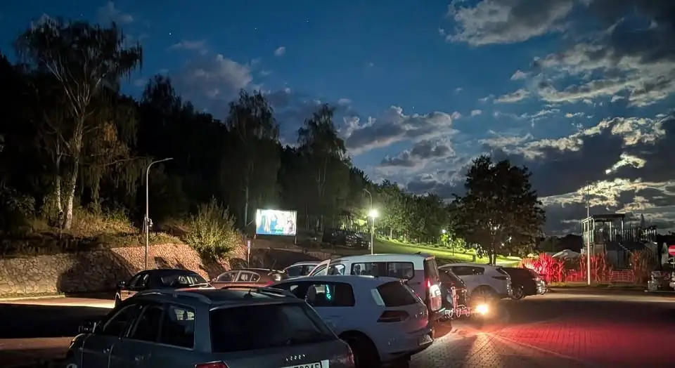 Kino samochodowe nad Zalewem Brodzkim: horror w letniej scenerii