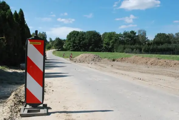Trwa przebudowa ulicy Cmentarnej w Krynkach – nowa nawierzchnia, chodnik i oświetlenie LED