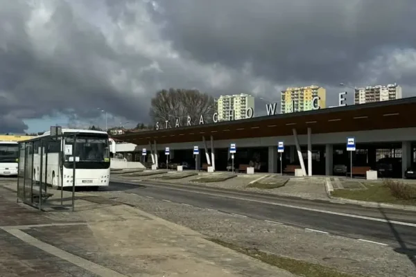 Starachowice Zachodnie: dwupoziomowy parking z poczekalnią i zapleczem dla kierowców