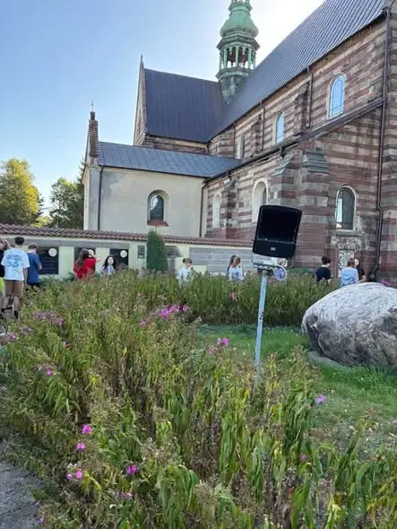 Spacer śladami historii – lekcja wychowawcza klasy VIII w Wąchocku