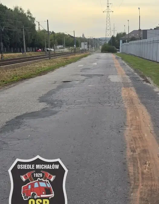 Plama oleju na DK42 i ulicach Starachowic — akcja strażaków z OSP Michałów