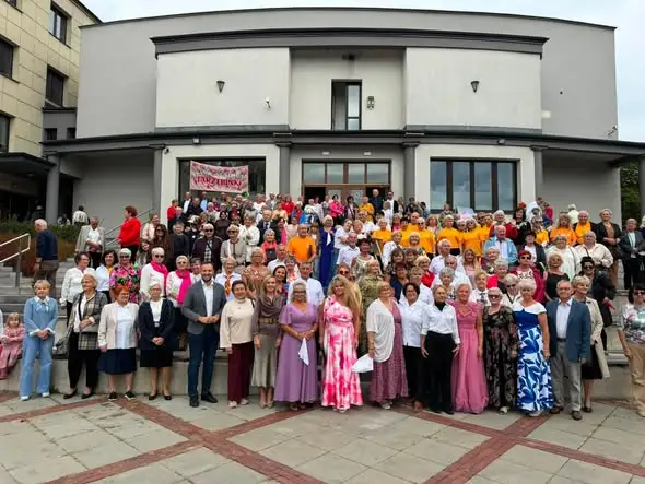 XII Starachowicki Dzień Seniora – sala pełna uśmiechów i dobrej energii