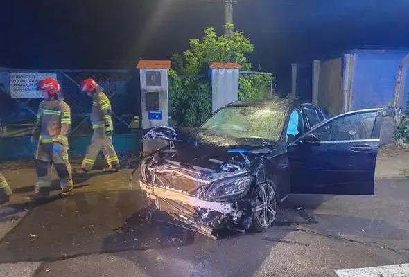 Mercedes wjechał w ogrodzenie posesji. Kierowca uciekł z miejsca zdarzenia