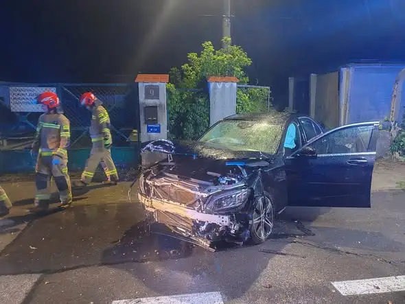 Mercedes wjechał w ogrodzenie posesji. Kierowca uciekł z miejsca zdarzenia