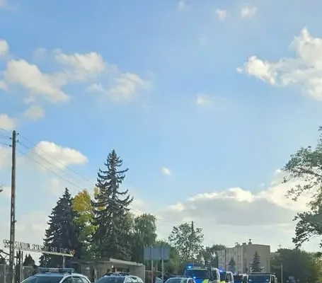 Mecz Star Starachowice – Siarka Tarnobrzeg. Kibice odpalili race, policja prowadzi czynności