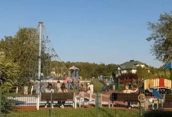 Wąchock: słoneczna niedziela nad zalewem przyciągnęła tłumy