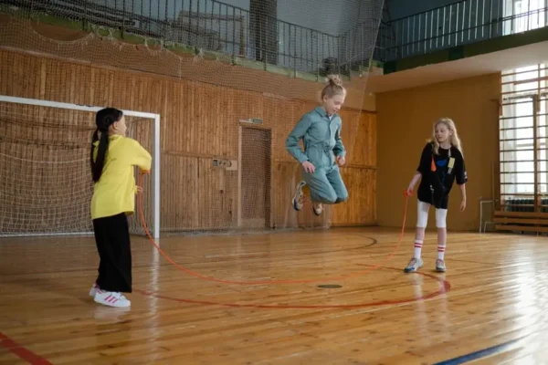 Uczniowie klasy 3ai ze Starachowic na zajęciach „Akademii Małego Sportowca”
