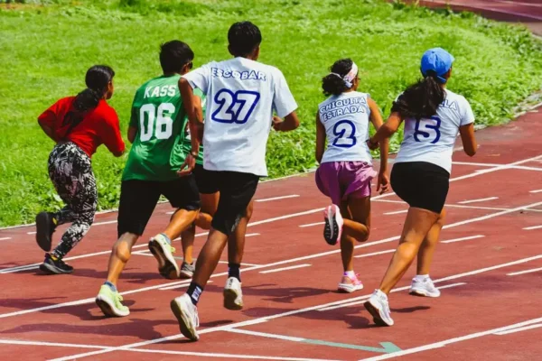 Dwa miejsca na podium dla SP 10 Starachowice w Miejskich Sztafetowych Biegach Przełajowych