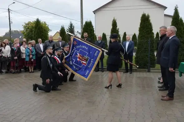 Nowy sztandar dla druhów z Osin – symbol wdzięczności i tradycji