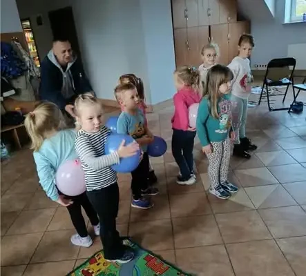 Kreatywny tydzień w gminie Brody – pizza, kwiaty z papilotek i pociąg z kartonu
