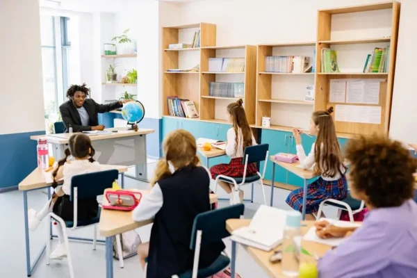 Policjanci ze Starachowic edukują o przemocy rówieśniczej w szkołach i przedszkolach